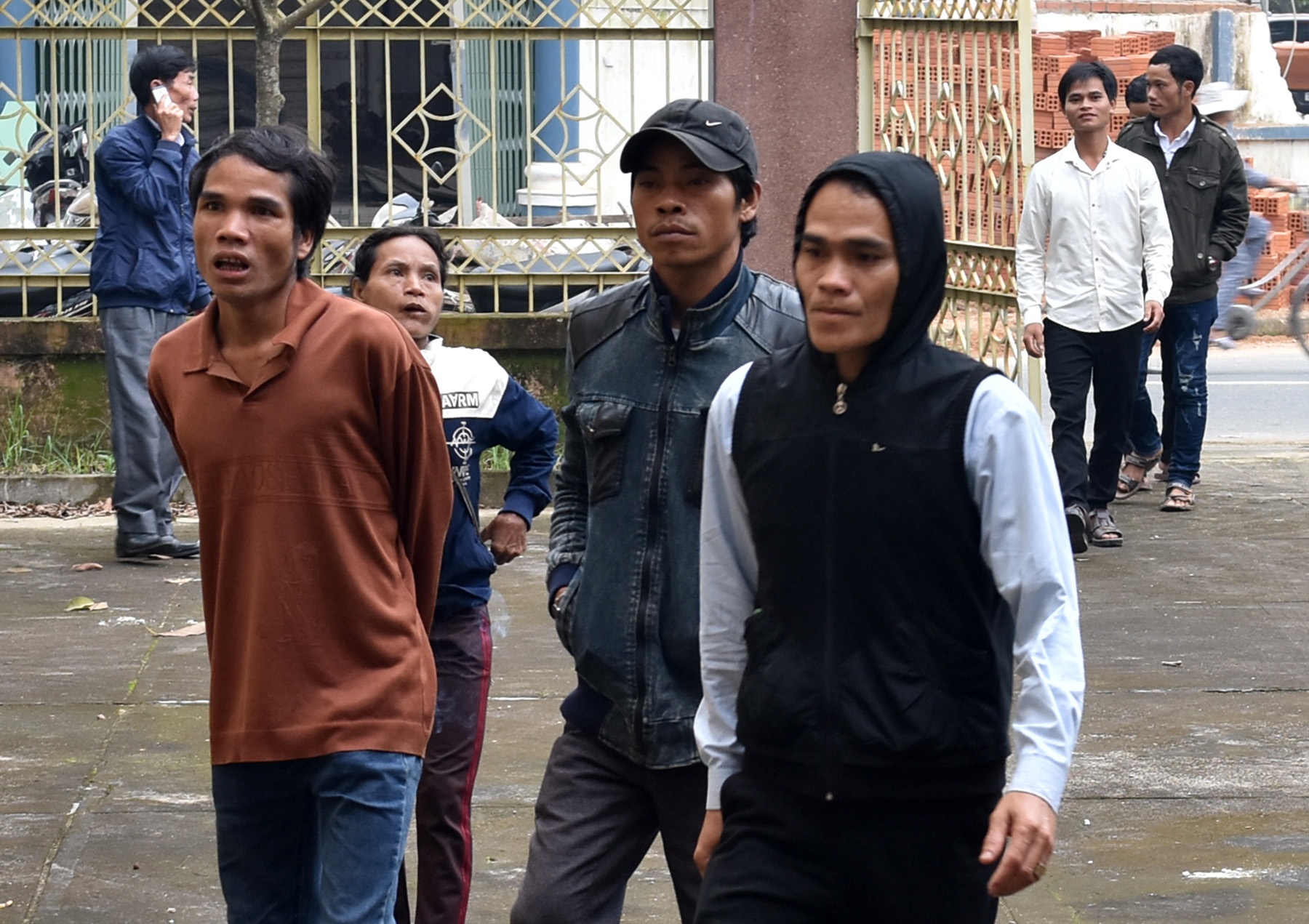 Dan Quang Ngai khon kho vi vuot 100 km du toa xu vu co y lam trai hinh anh