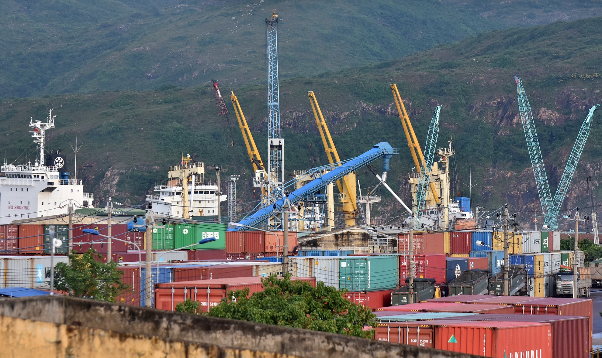 Ach tac cang bien Quy Nhon anh 2