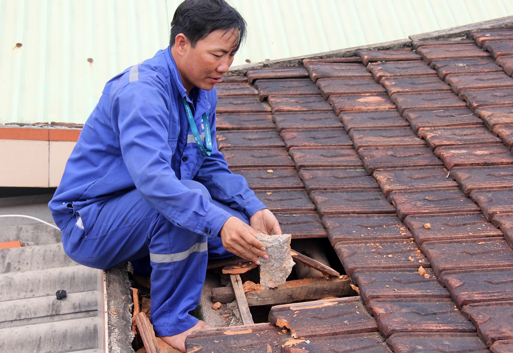 Nổ mìn phá đá làm thủng nhiều nhà dân  ảnh 2 No min pha da lam thung nhieu nha dan anh 2