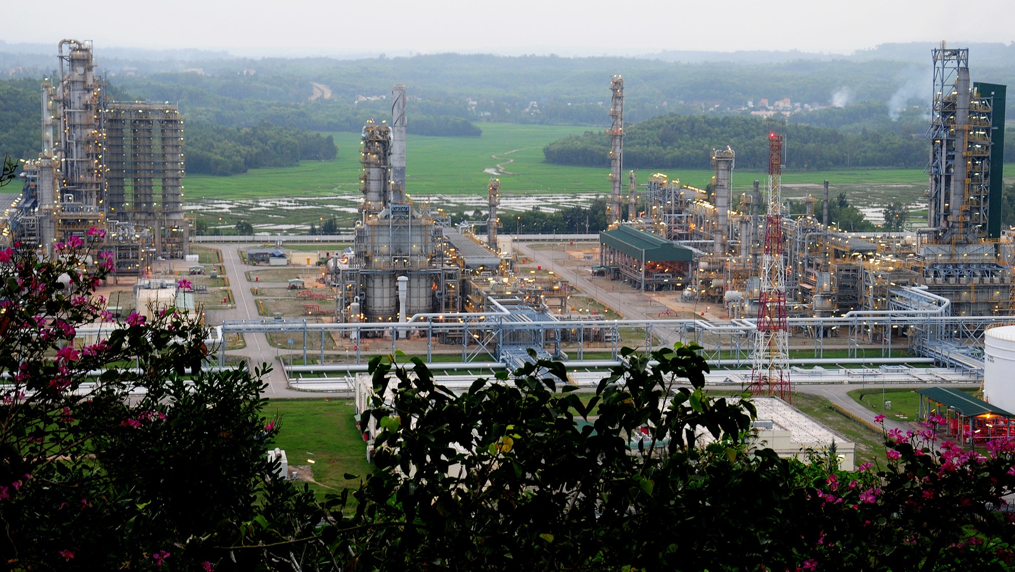 Nhà máy lọc dầu Dung Quất ảnh 1 Nha may loc dau Dung Quat anh 1