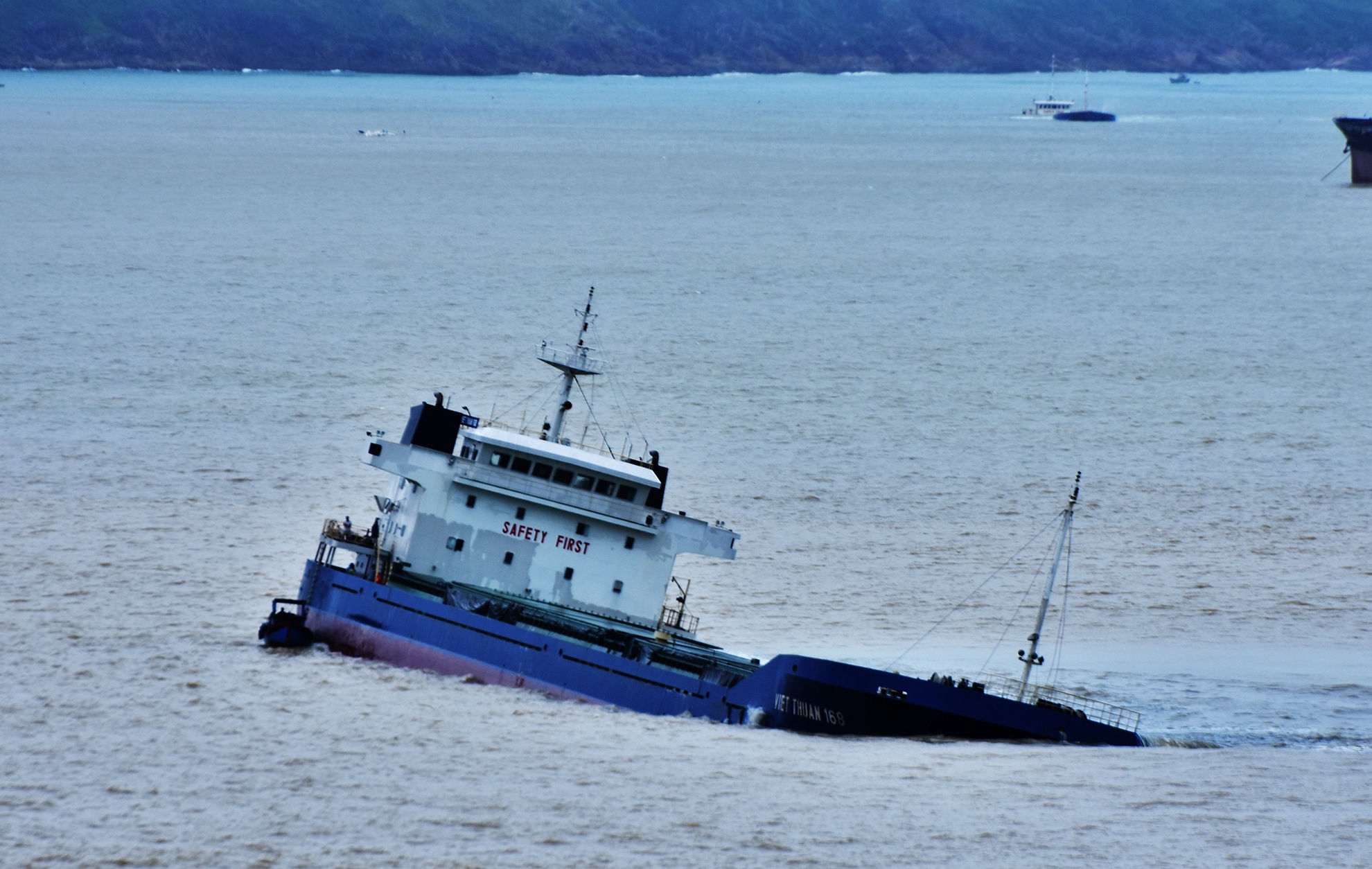 Pho thu tuong yeu cau khan cap truc vot tau chim o vung bien Quy Nhon hinh anh