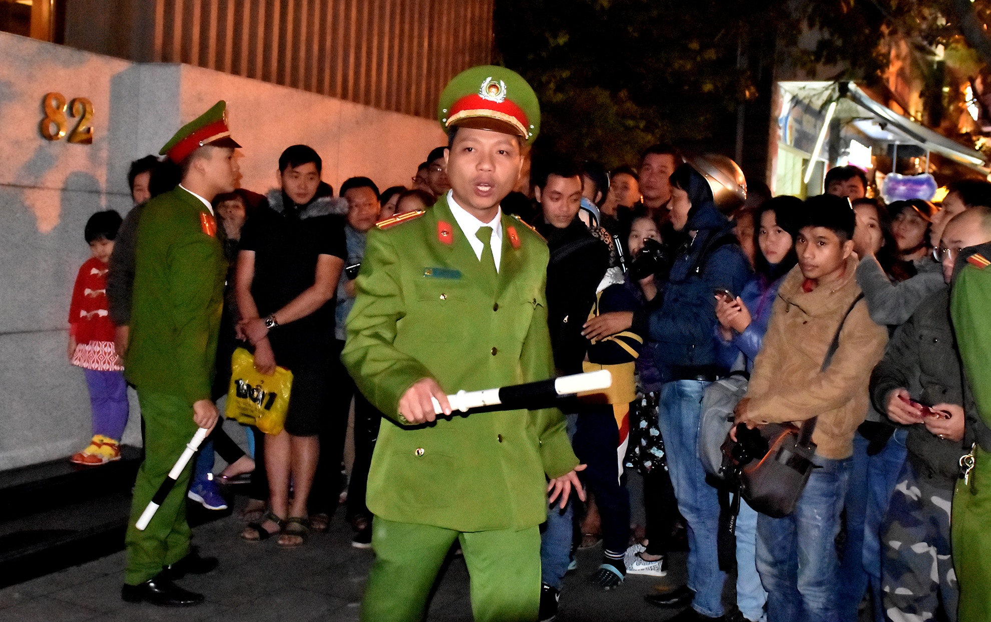 Khi canh sat kham nha, vo con Vu 'nhom' khong co mat hinh anh