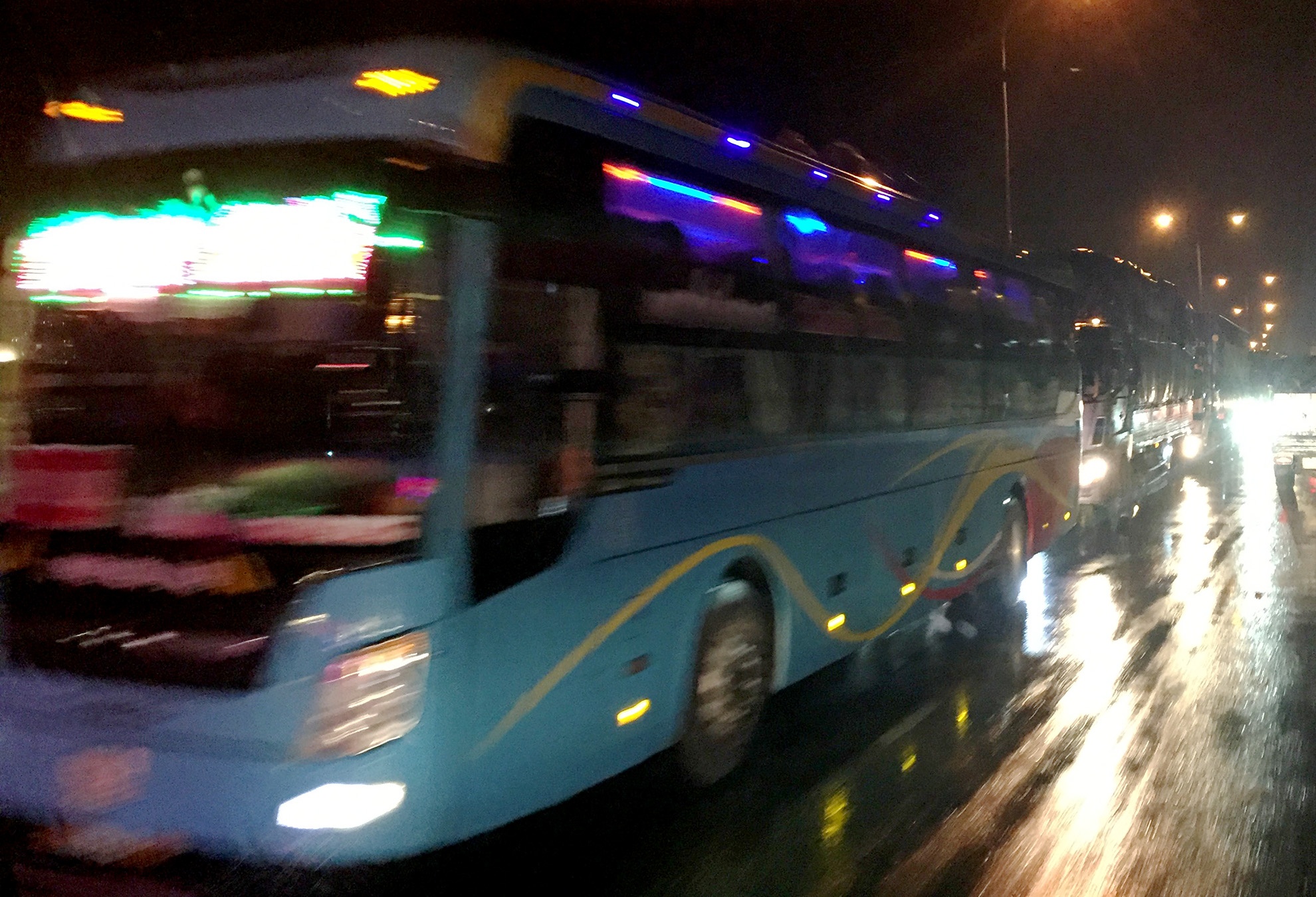 Ket xe keo dai hon 6 km tren quoc lo o Quang Nam hinh anh