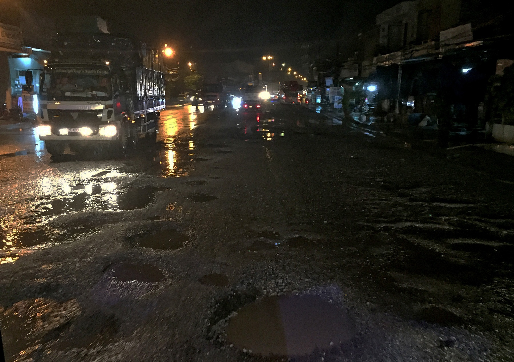 Kẹt xe kéo dài ở Quảng Nam ảnh 2 Ket xe keo dai o Quang Nam anh 2