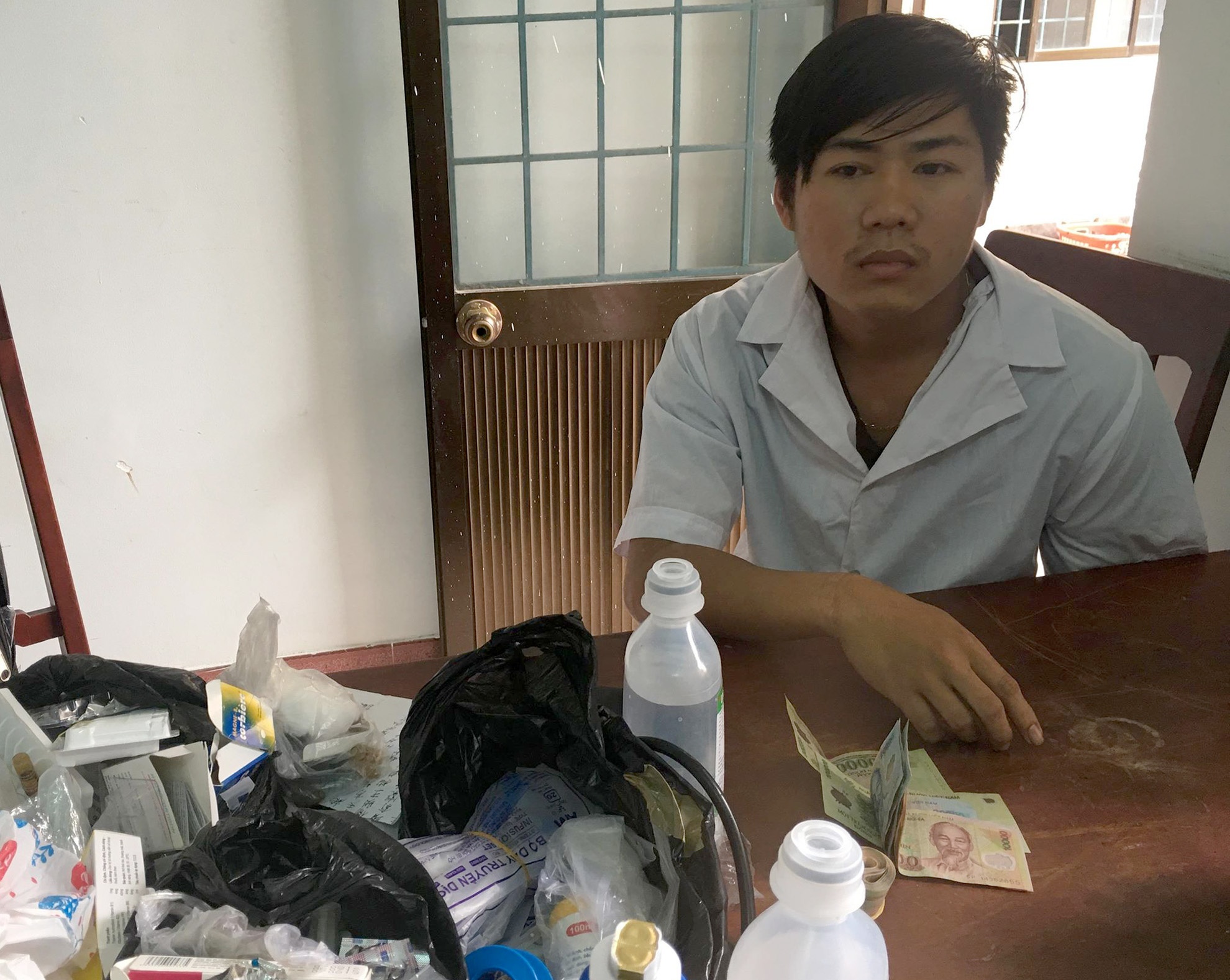 Gia danh bac si lua gia dinh san phu hinh anh