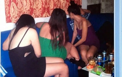 9 nu tiep vien mua khoa than phuc vu khach trong quan karaoke hinh anh
