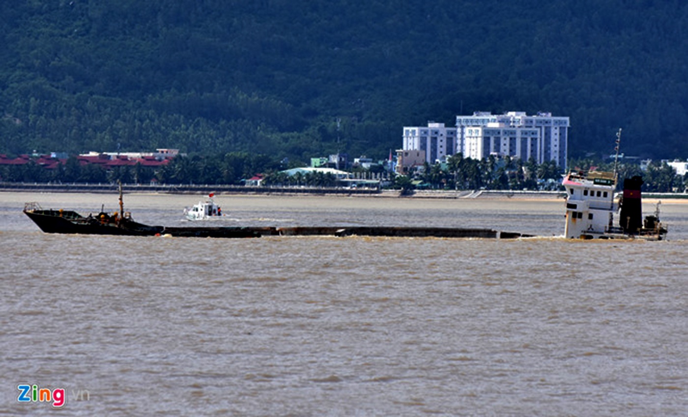 Tàu chìm trong bão số 12 ảnh 2 Tau chim trong bao so 12 anh 2