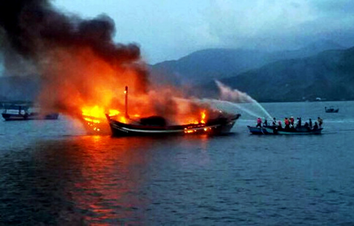 100 nguoi no luc cuu bon tau ca chay trong dem cuoi nam hinh anh