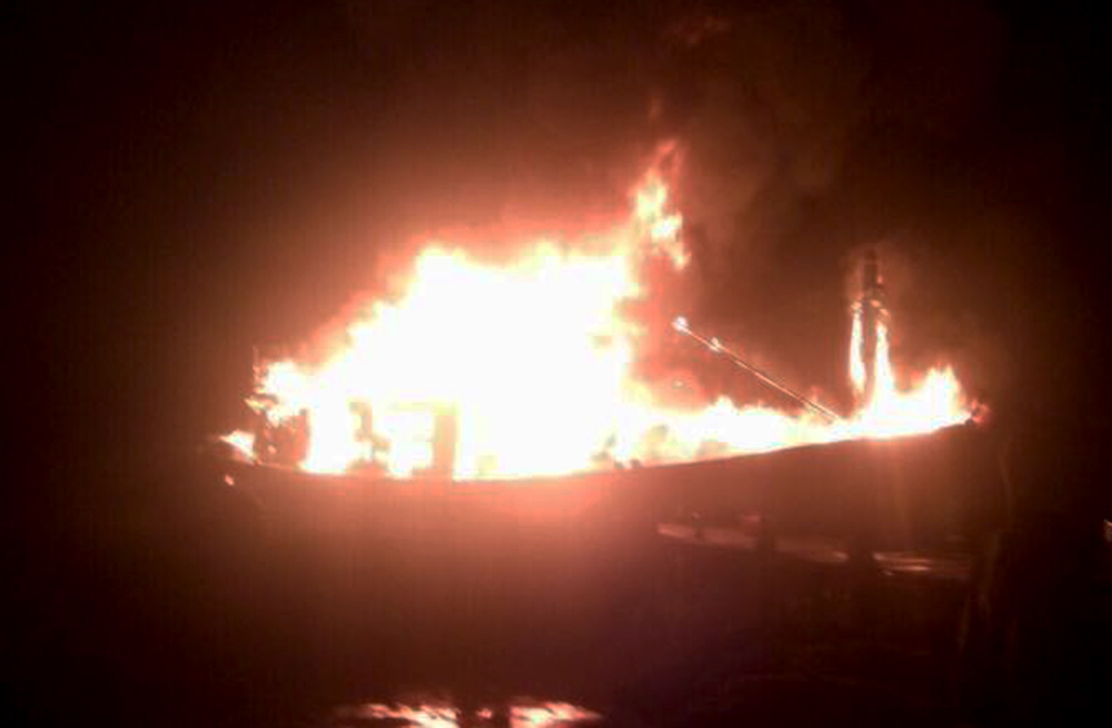 Tau ca lien tuc chay, ngu dan Quang Ngai dieu dung hinh anh