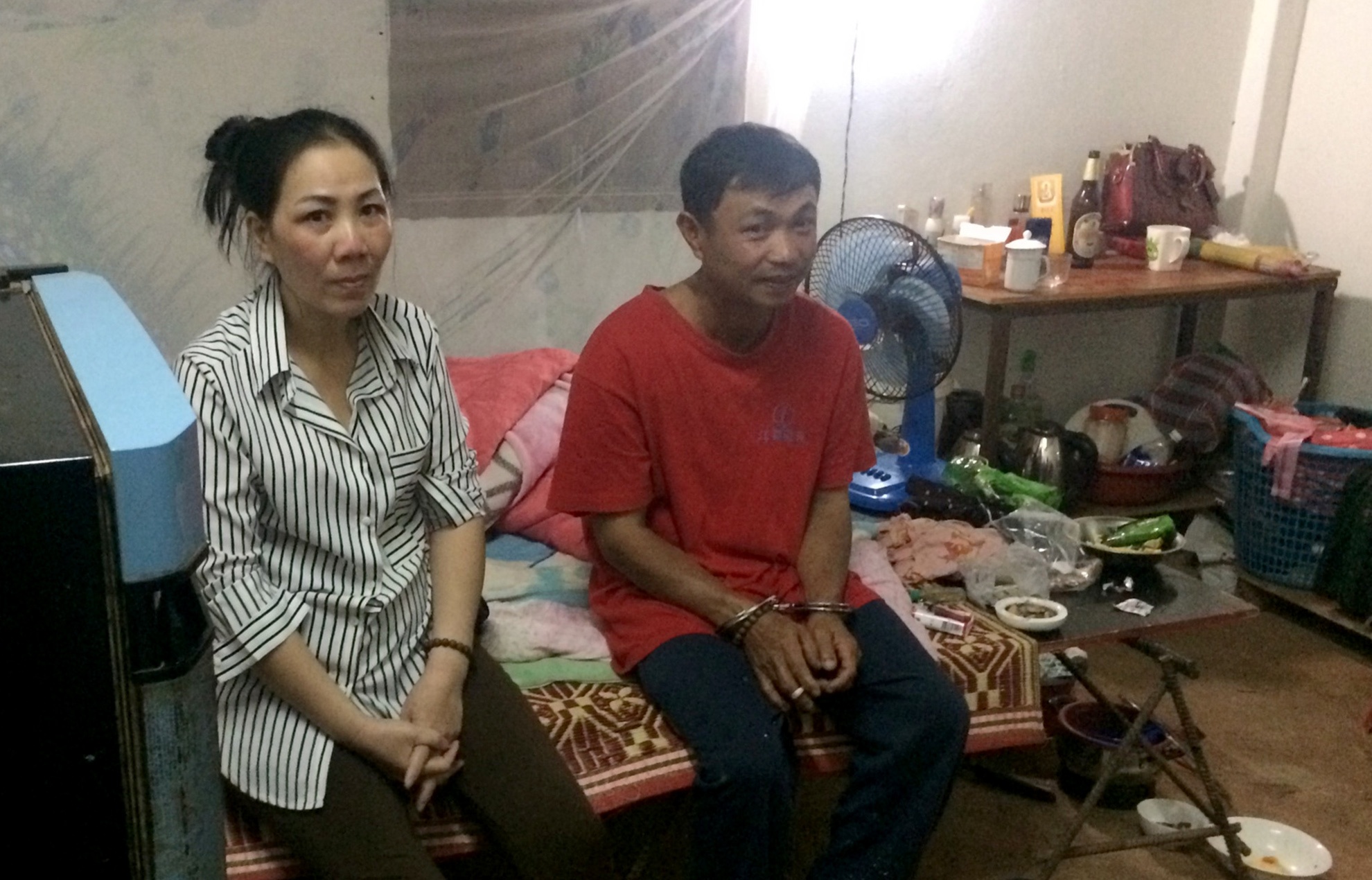 Canh sat ke ve hai vo chong lua dao tron truy na 6 nam o Lao hinh anh