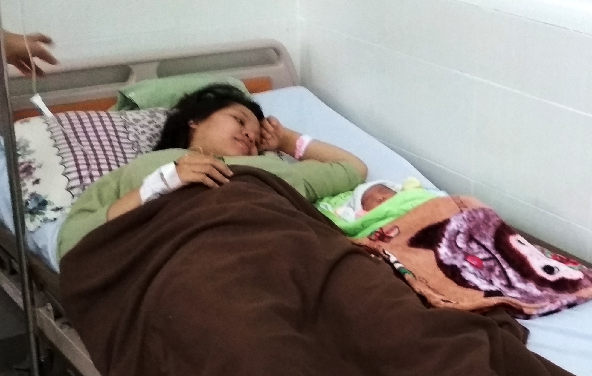 Tau cao toc vuot song lon dua san phu vao dat lien cap cuu hinh anh