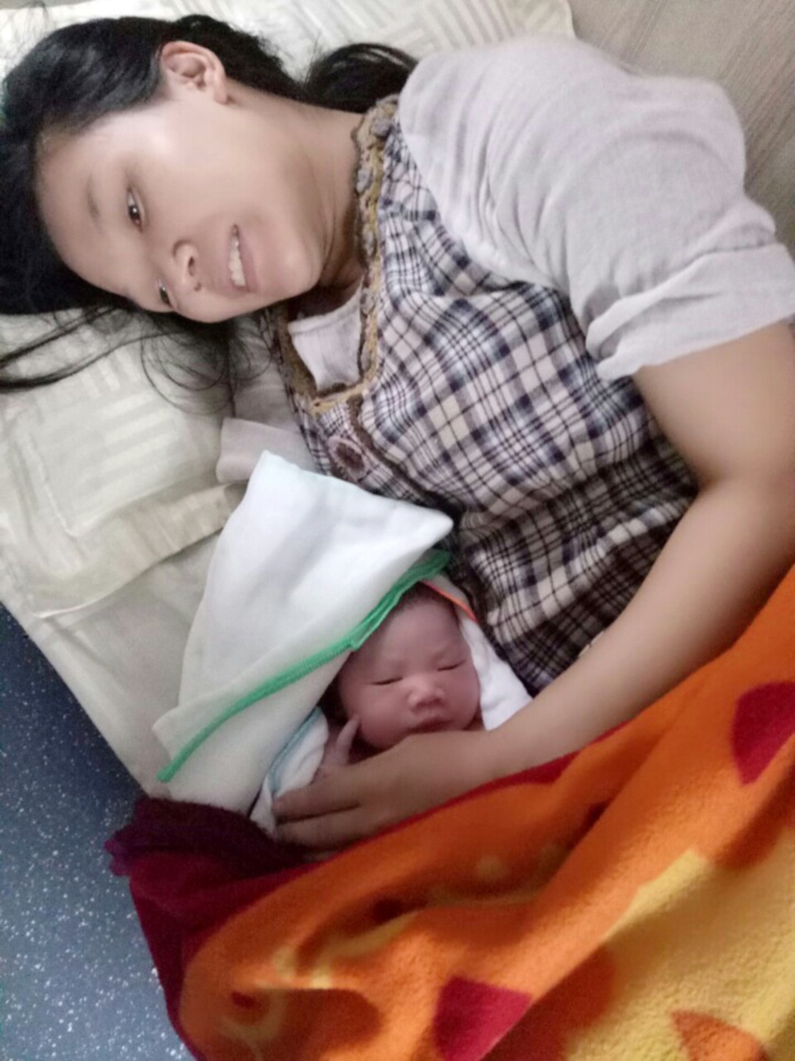 Đỡ đẻ sản phụ trên tàu ảnh 1 Do de san phu tren tau anh 1