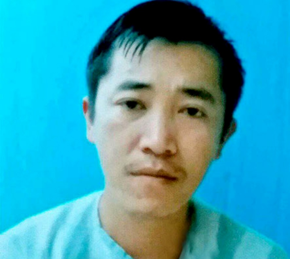 Ca cuoc bong da no nan, pho chu tich xa tron truy na hinh anh