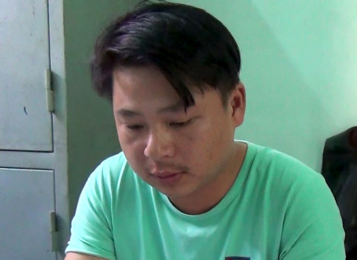 Vao vai tho chup anh ngoai canh de trom cap tai san hinh anh