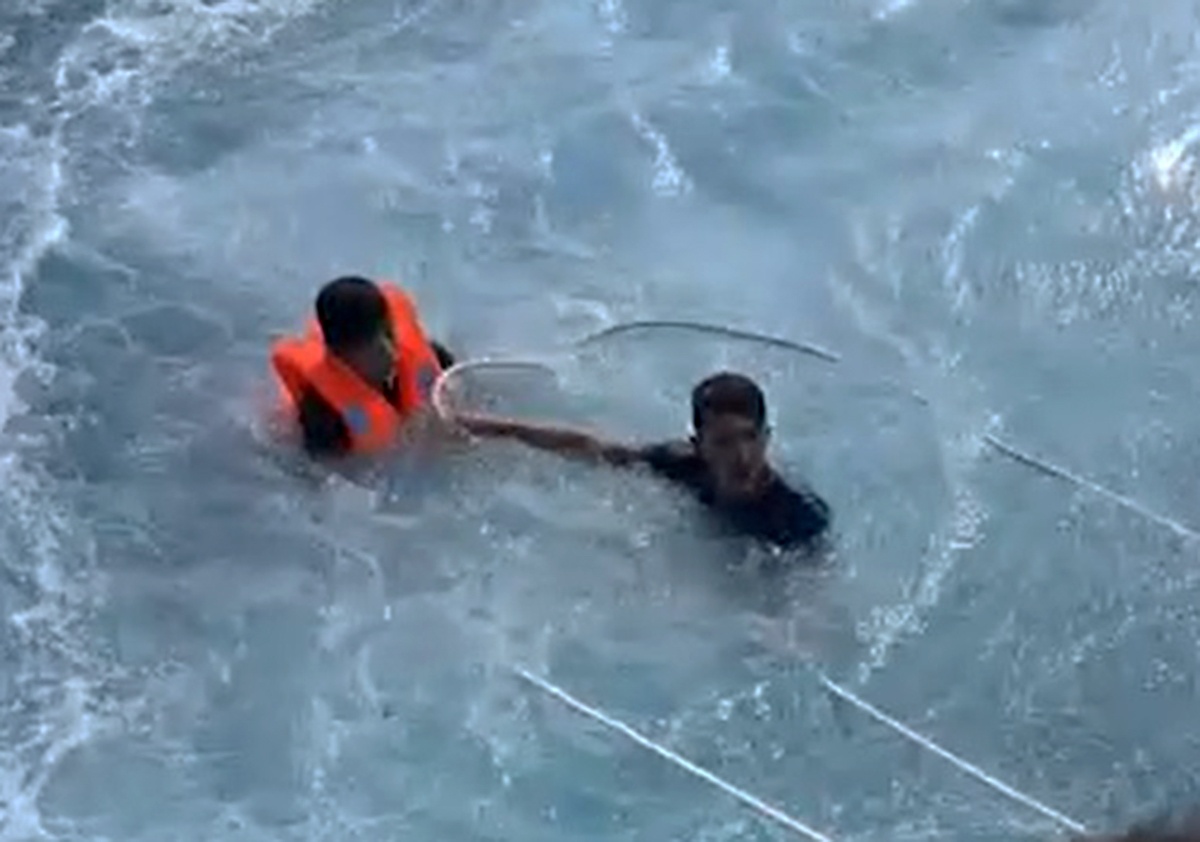 Ngu dan Quang Ngai cuu nguoi gap nan o Hoang Sa hinh anh