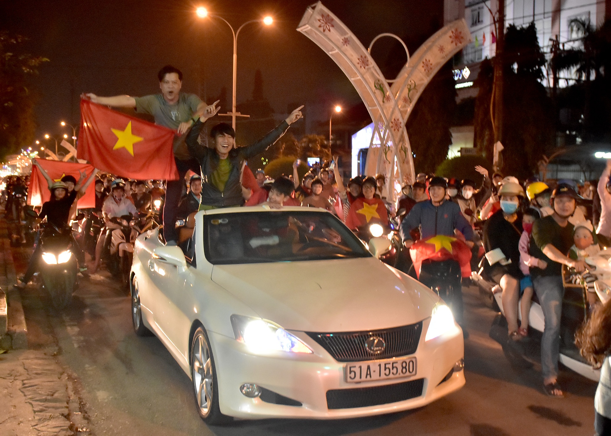 Dan Quang Ngai ra duong mung chien thang U23 Viet Nam hinh anh