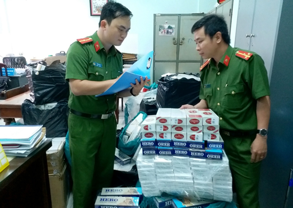 Truy tim lai xe tai cho thuoc la lau lao vao canh sat hinh anh