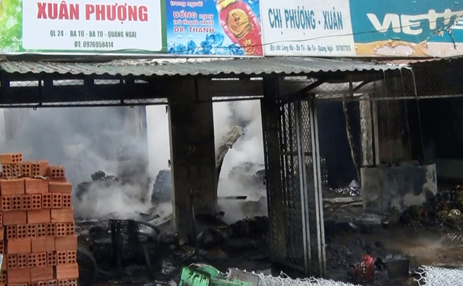 Ba chu tiem tap hoa bi bong nang luc chiet xang anh 1