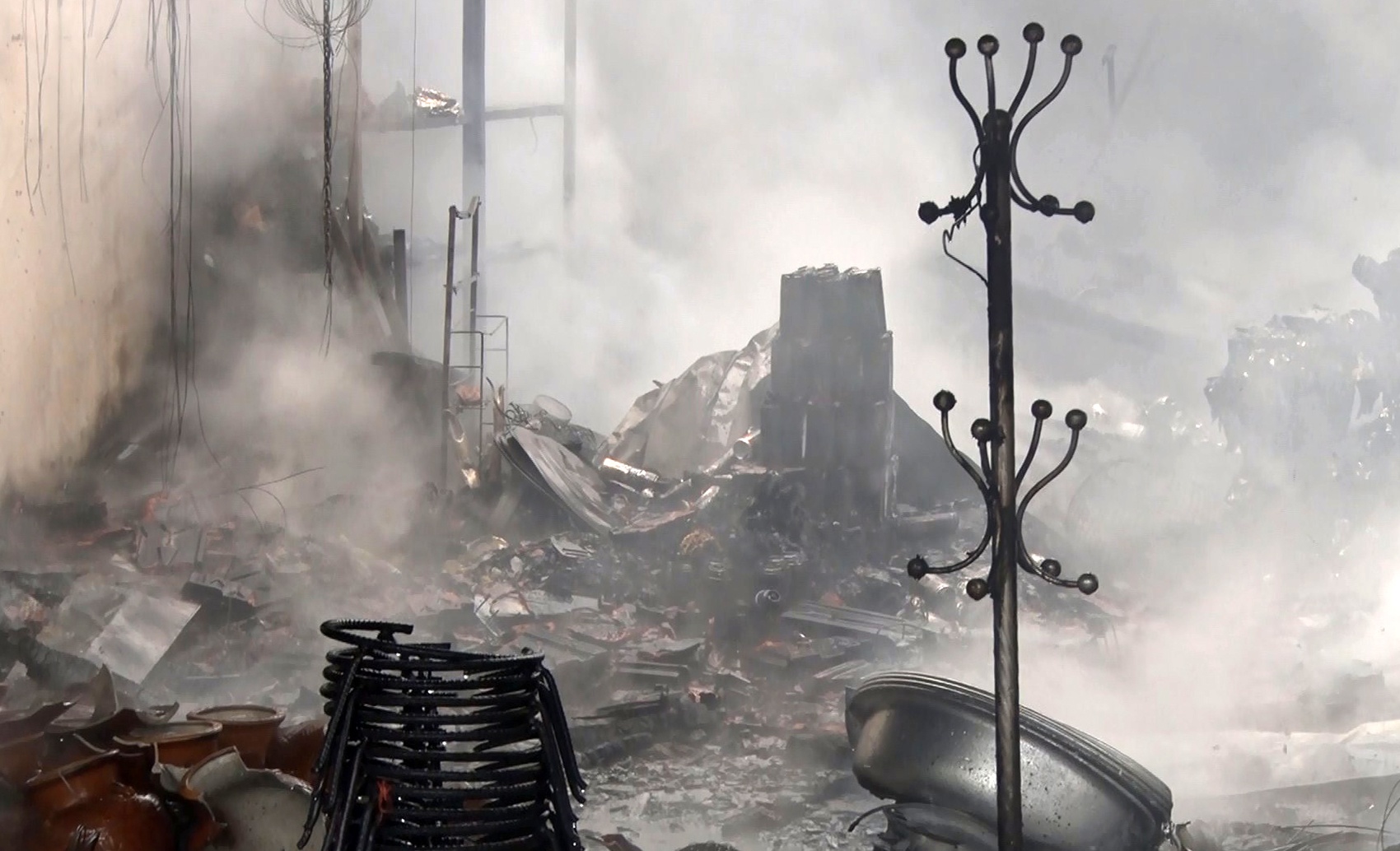 Chiet xang ban gay hoa hoan, chu tiem tap hoa bi bong nang hinh anh