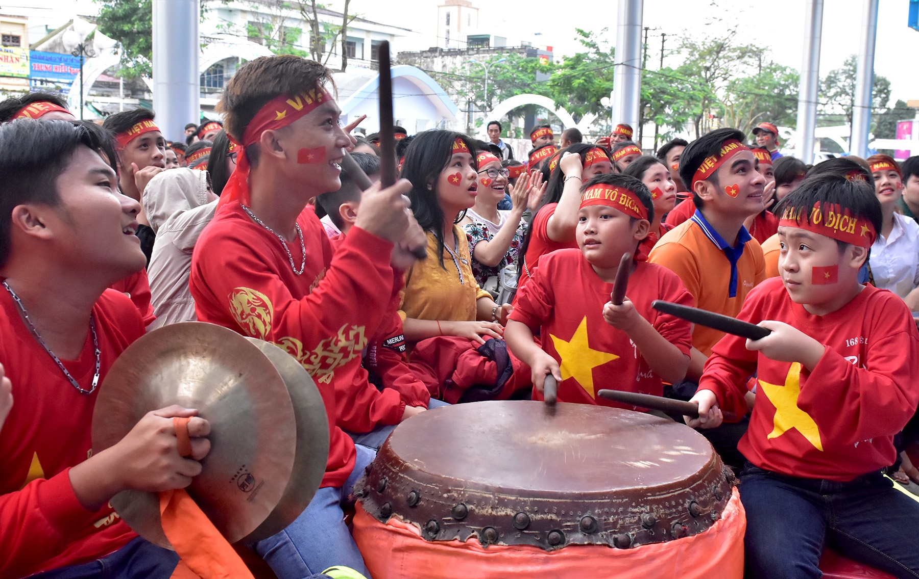 Quang Ngai: Mua lan co vu U23 Viet Nam hinh anh