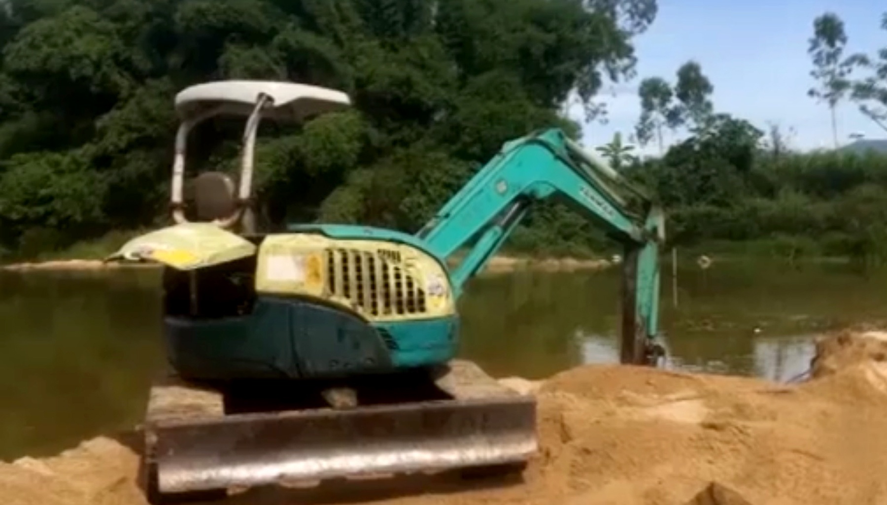 Cach chuc bi thu, chu tich xa cho doanh nghiep khai thac cat trai phep hinh anh