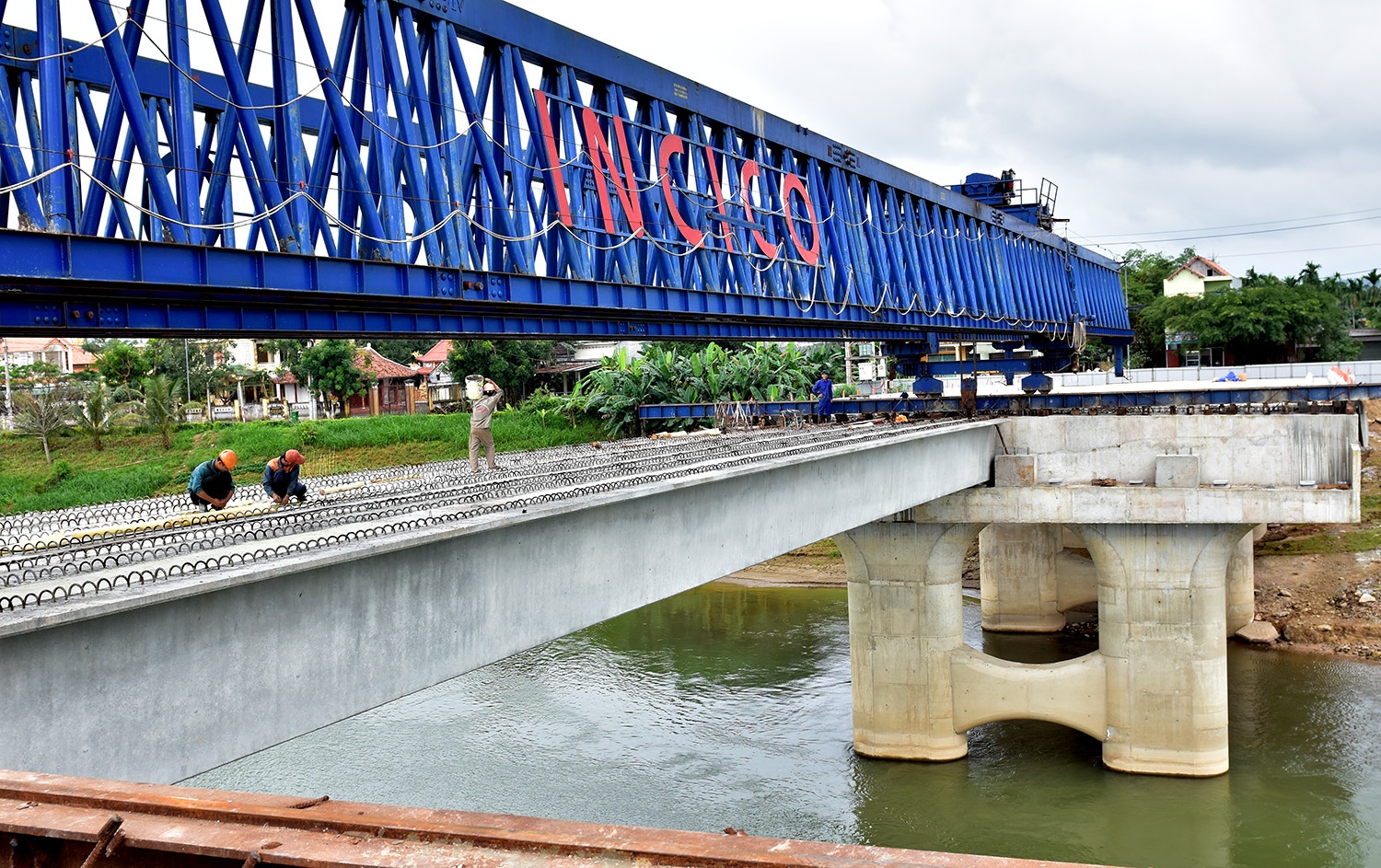 Hop long cau Thach Bich vuot qua song lon nhat Quang Ngai hinh anh