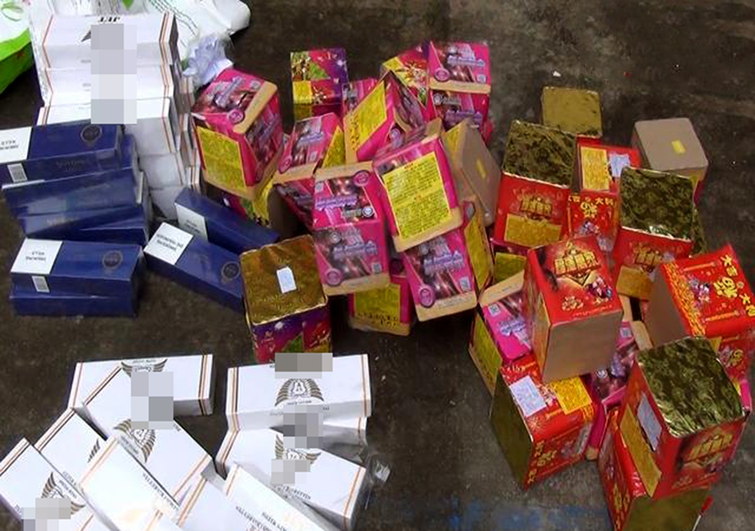Phat hien 2 xe dau keo container cho phao va thuoc la lau hinh anh