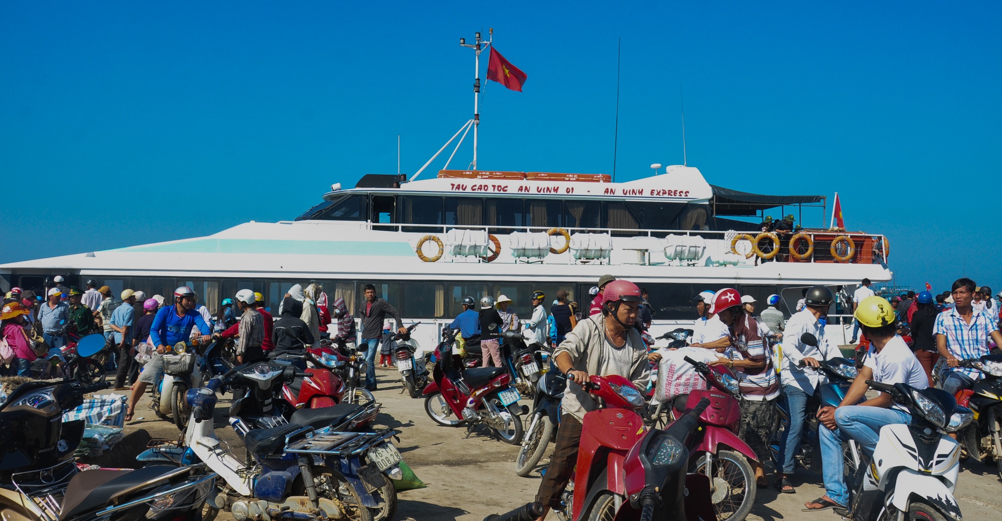 Ly Son thoat canh bi co lap sau 10 ngay bien dong hinh anh