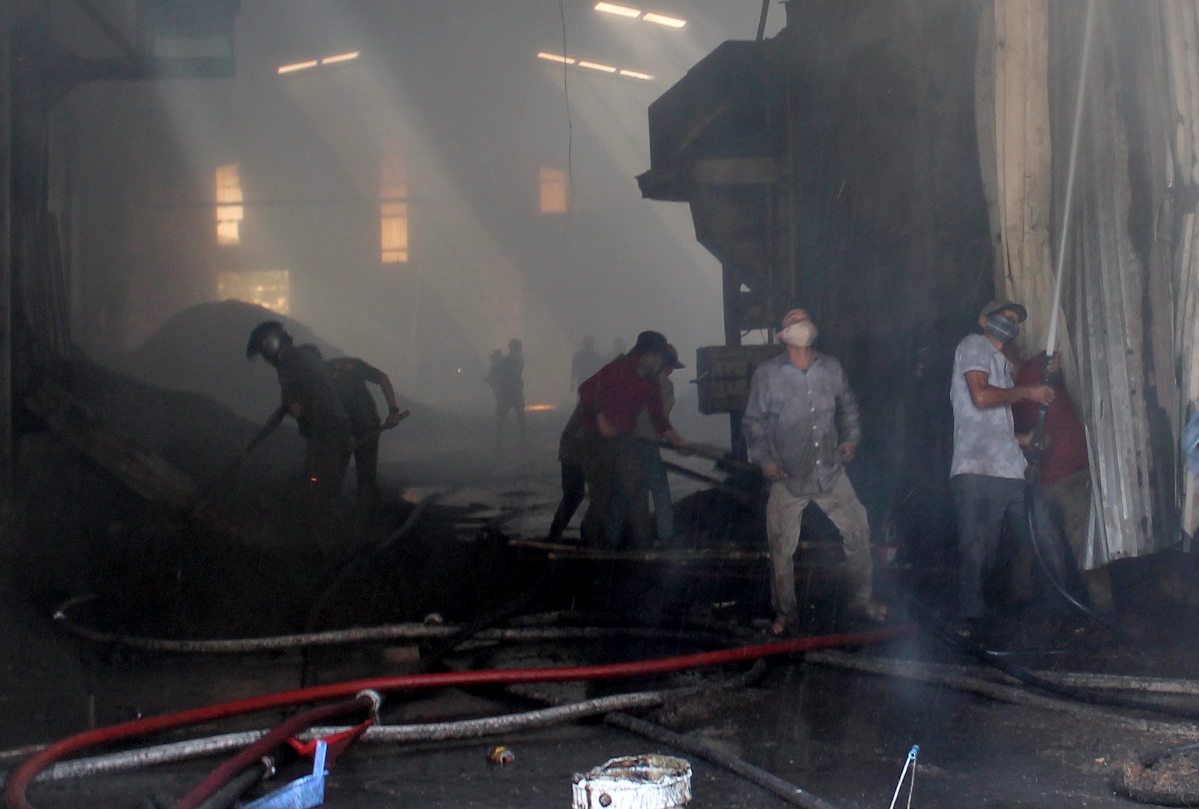 Hang tram nguoi dap lua o nha may san xuat vien nen hinh anh