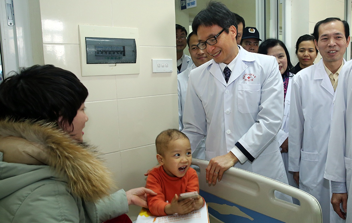 Pho thu tuong Vu Duc Dam tham benh nhan ung thu hinh anh