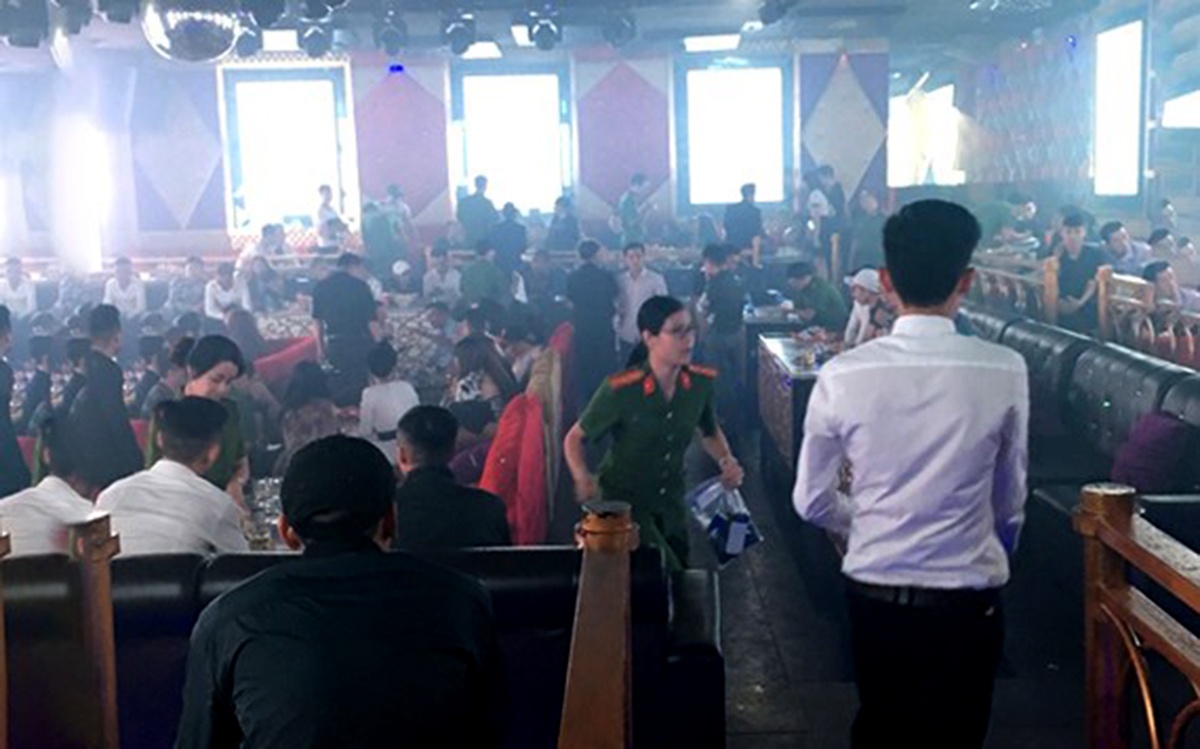Dot kich quan bar ngay 29 Tet, bat 69 dan choi duong tinh voi ma tuy hinh anh