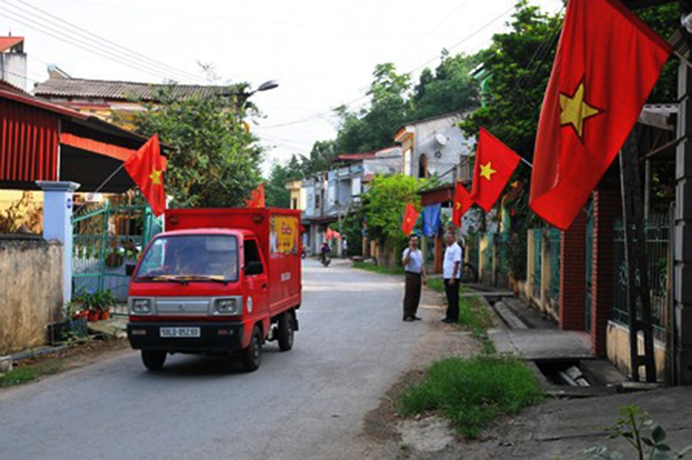 Treo co don Tet, 2 vo chong bi dien giat hinh anh