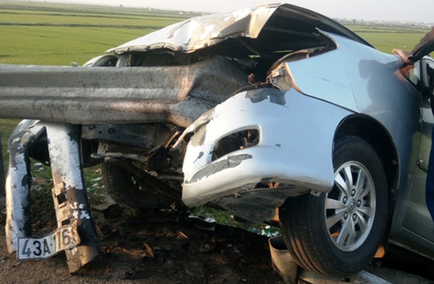 Thue xe ve que dip Tet, xe hop gap nan 2 nguoi chet hinh anh