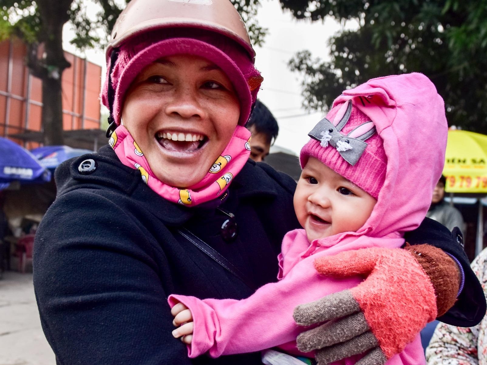 Khoanh khac doan tu xuc dong o san ga ngay 30 Tet hinh anh