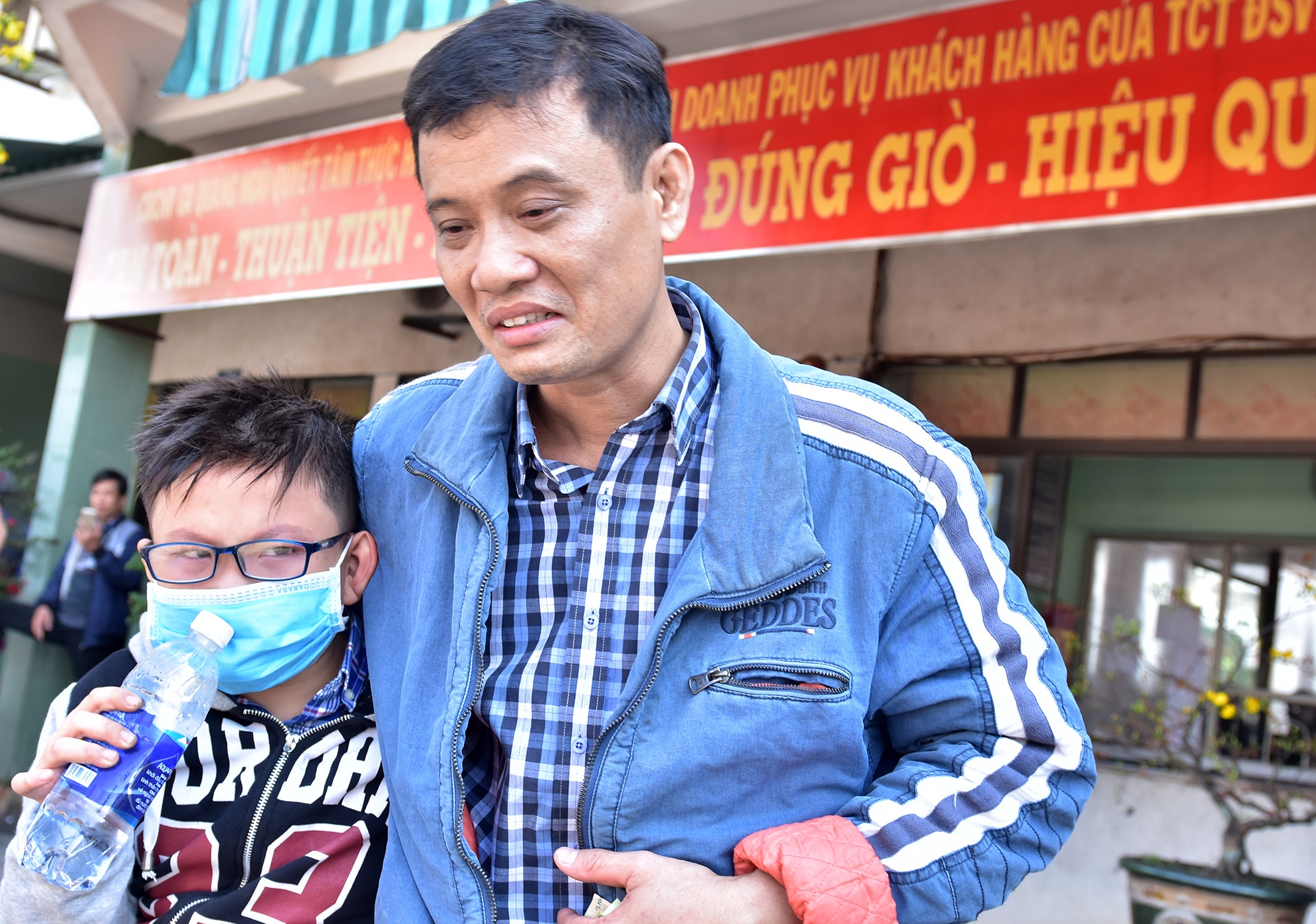 Cha bat khoc tim con trai lac o san ga sang 30 Tet hinh anh