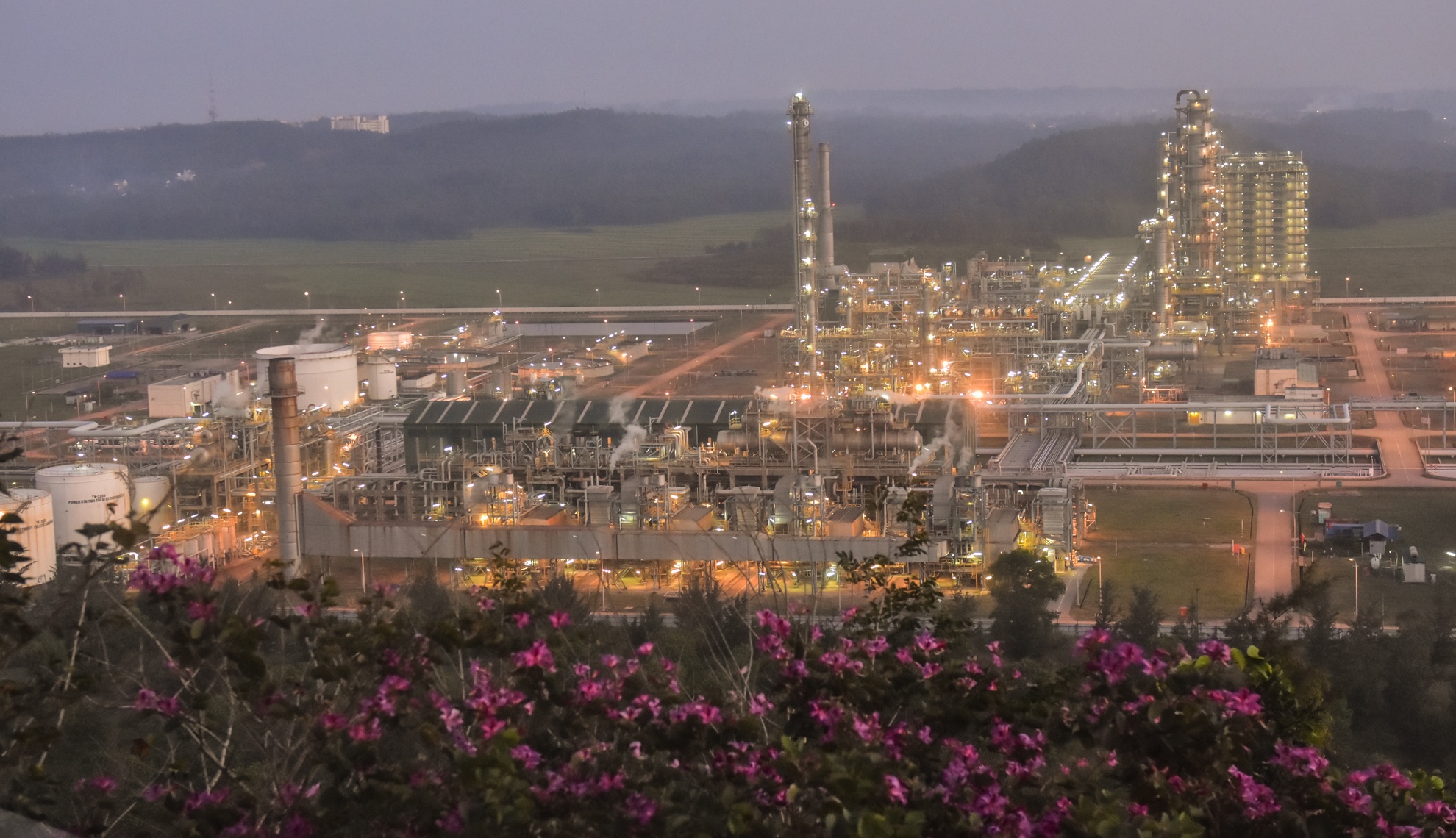 Nha may loc dau Dung Quat anh 1