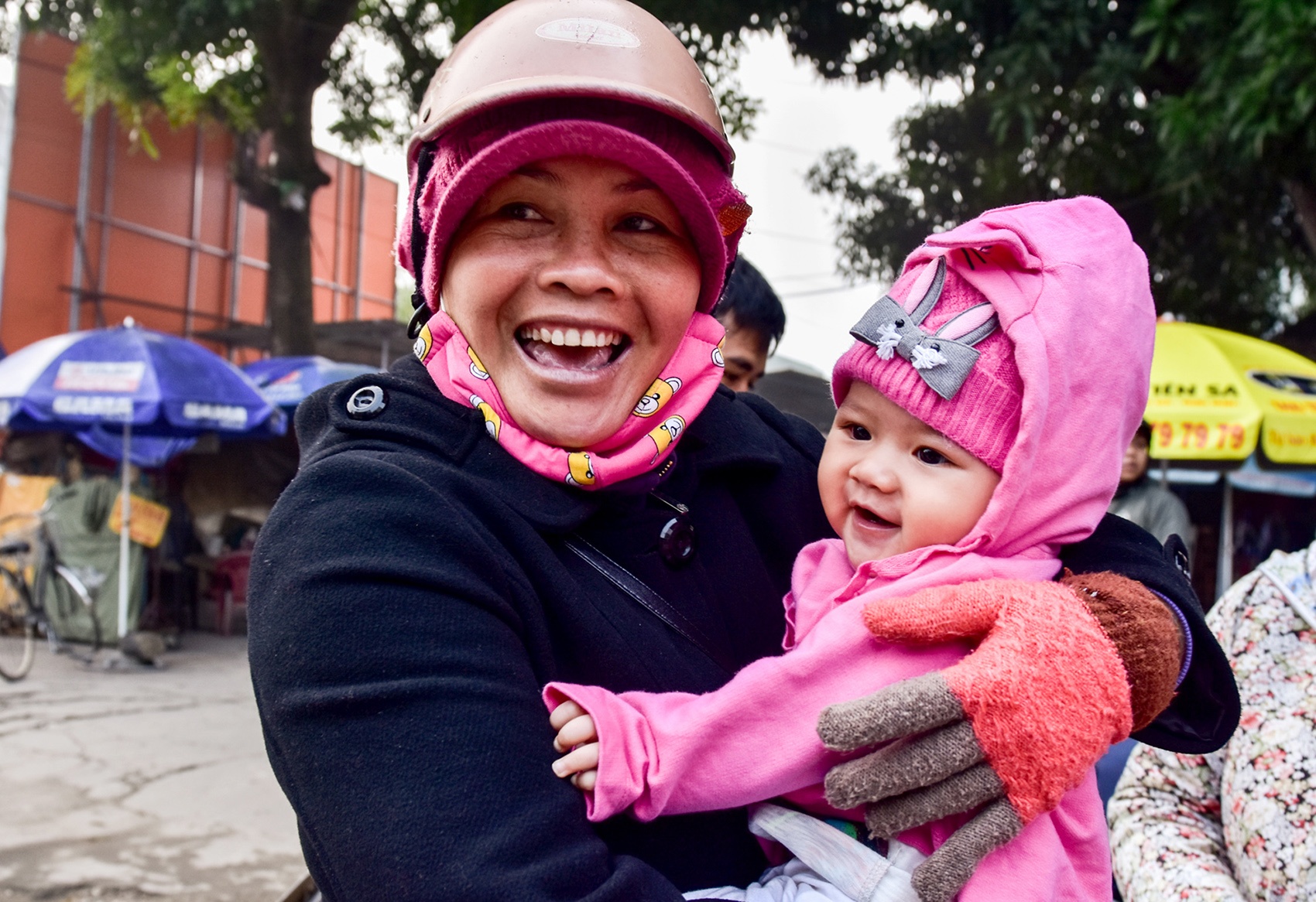 Giay phut doan tu xuc dong 30 Tet o san ga hinh anh