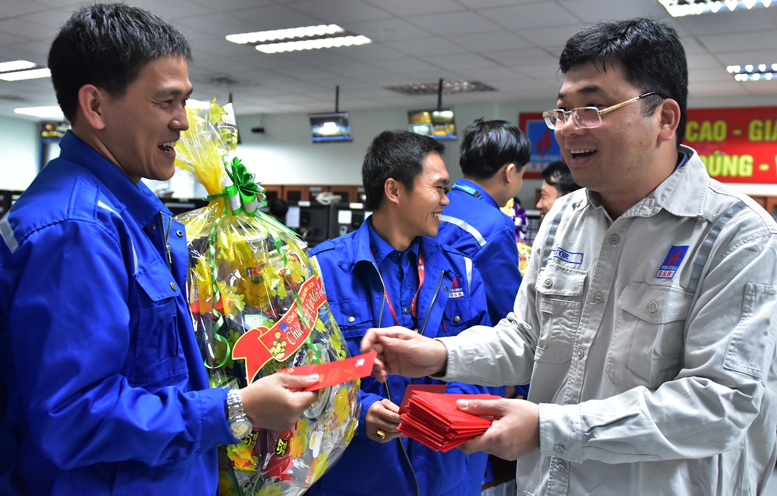 Don Tet tren cong truong nha may loc dau Dung Quat hinh anh