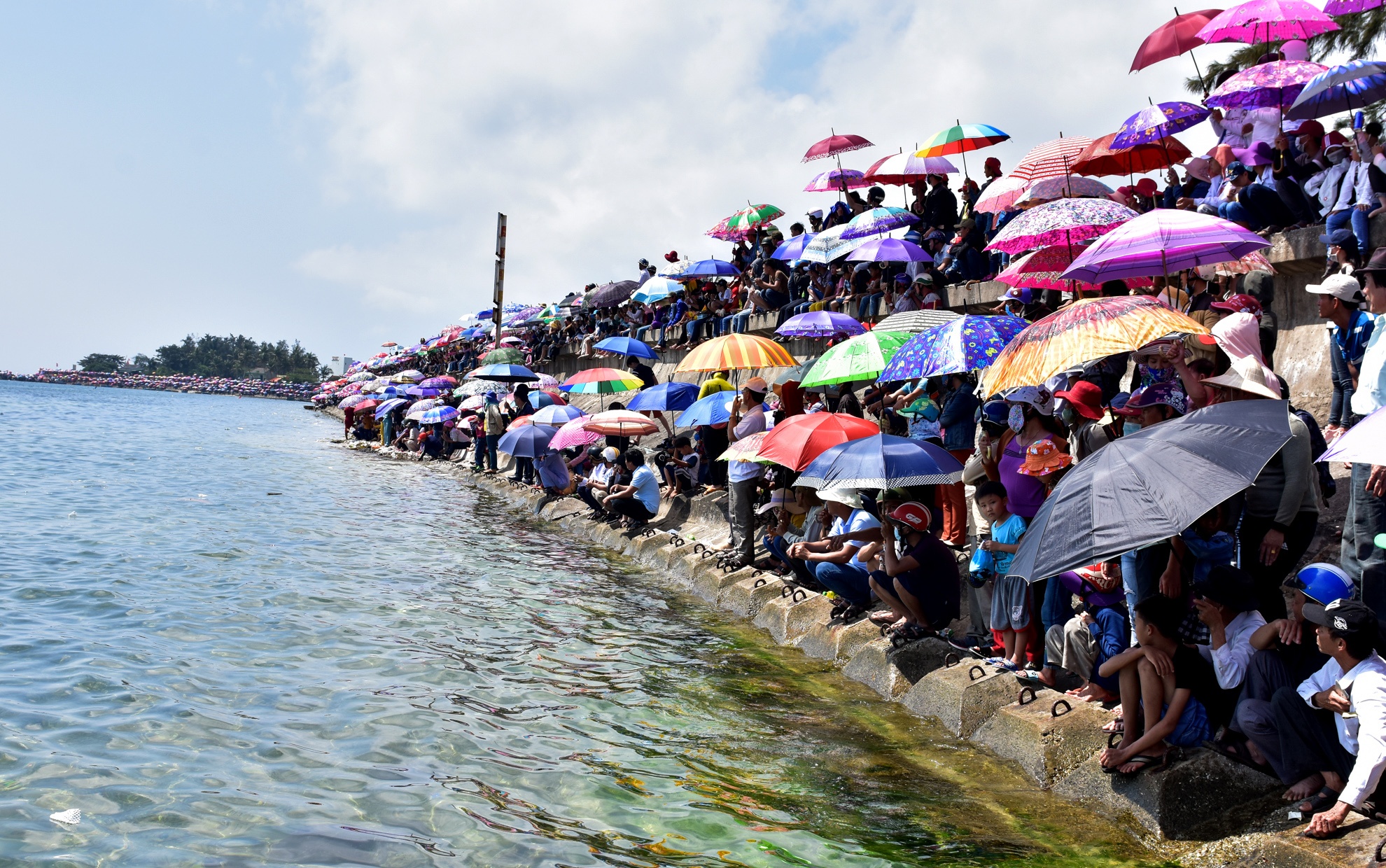 Hoi dua thuyen dau xuan Ly Son anh 1