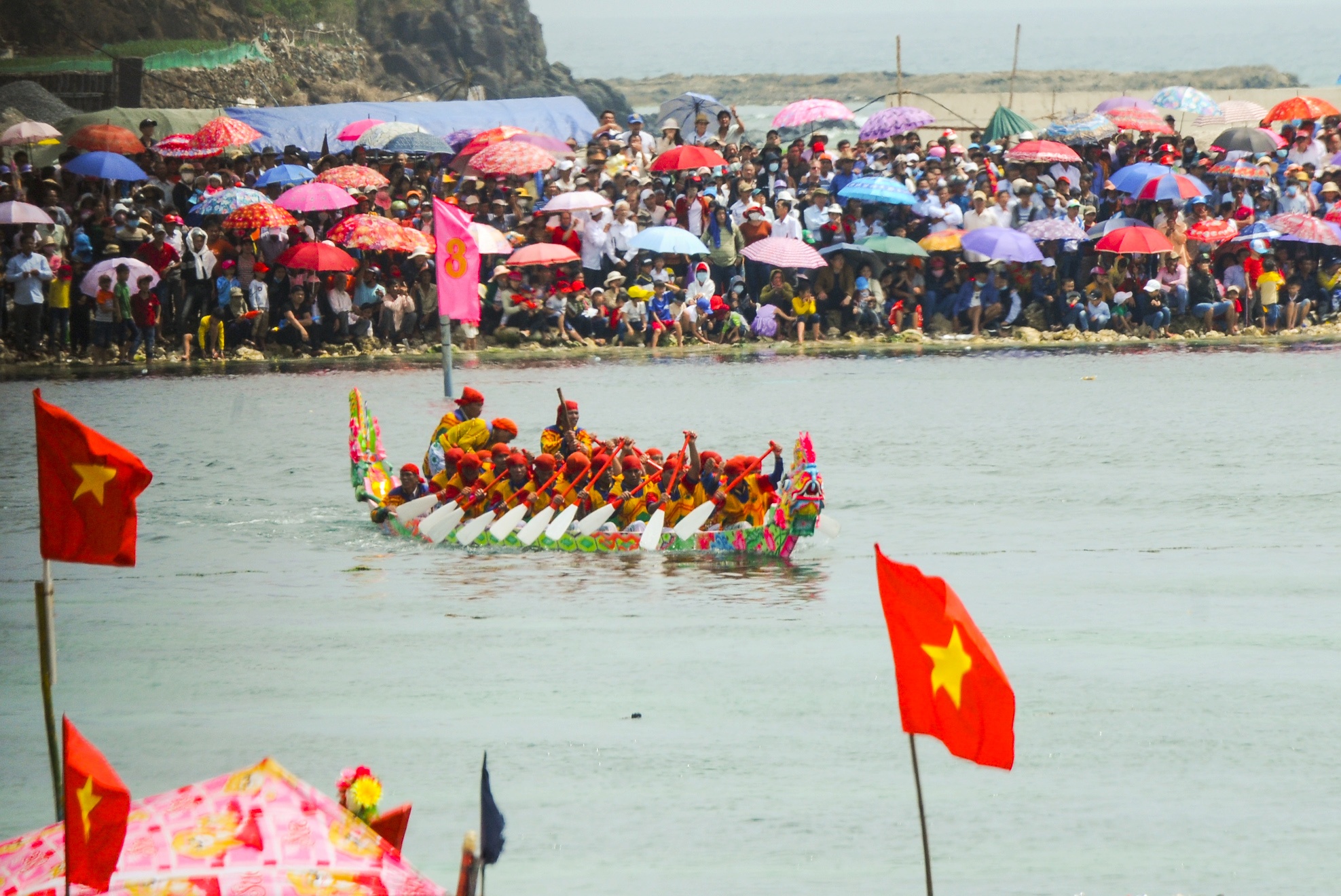 Hoi dua thuyen dau xuan Ly Son anh 3