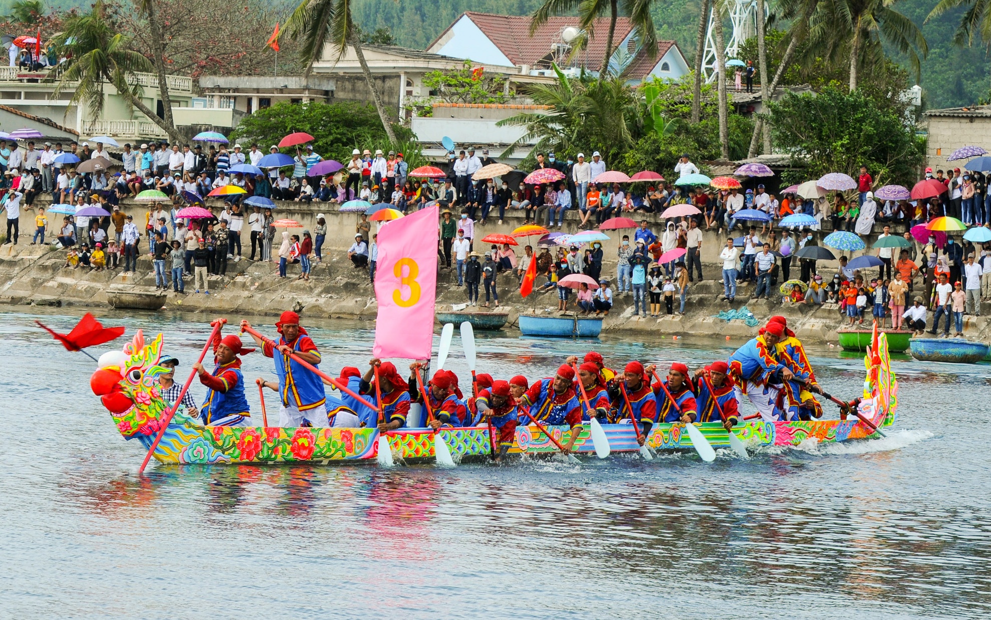 Hang nghin nguoi xem dua thuyen tu linh tri an doi hung binh Hoang Sa hinh anh