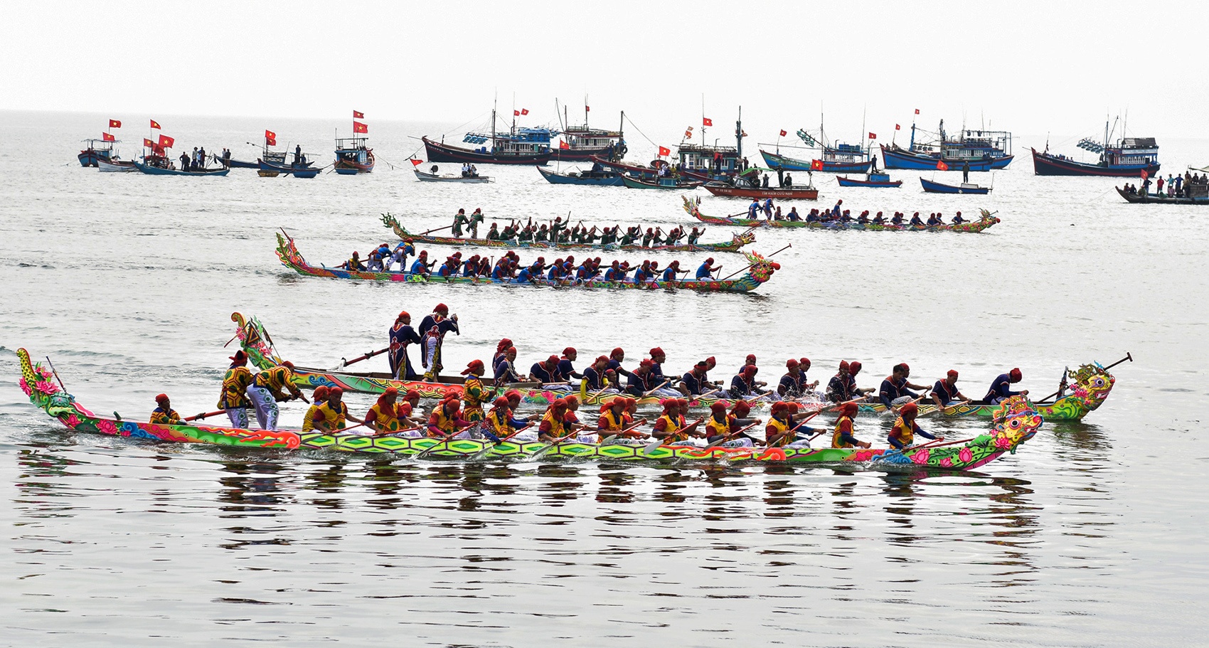 'Tu linh' tranh cup vang hoi dua thuyen dau xuan o huyen dao Ly Son hinh anh