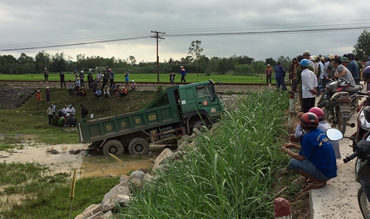 Tau lua hat tung xe tai cho da, tai xe thiet mang hinh anh