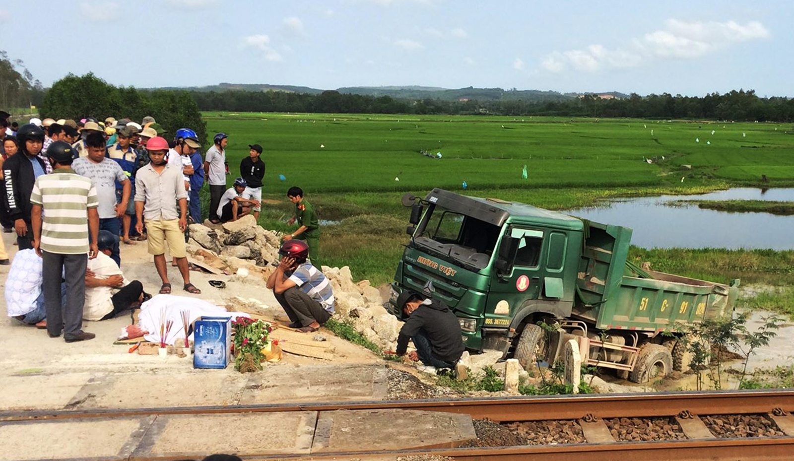 Tàu lửa hất văng xe tải ảnh 1 Tau lua hat vang xe tai anh 1