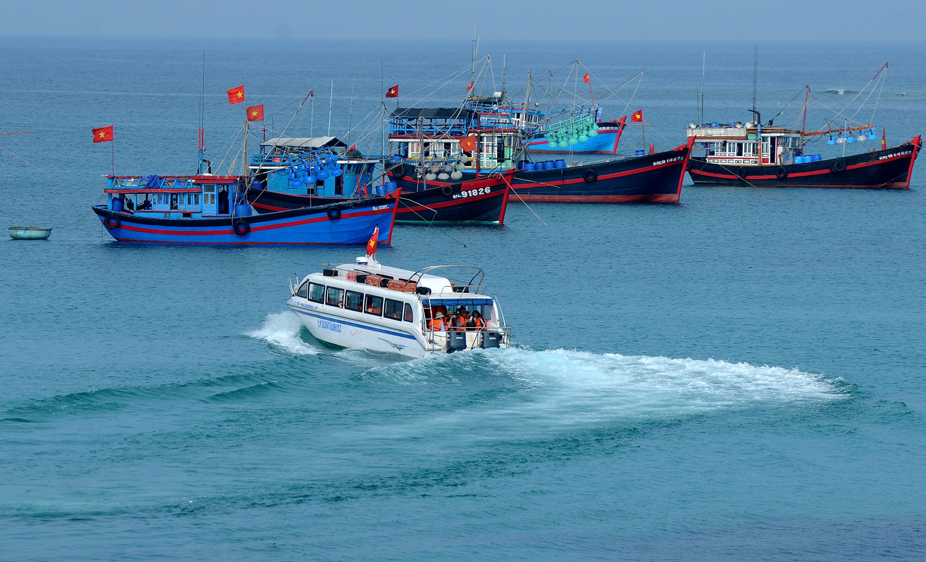 Chay ca no du lich, thuyen truong bong nang hinh anh