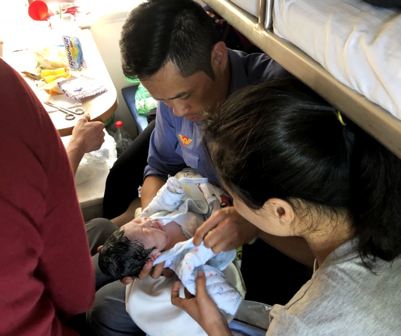 Nhan vien duong sat do de cho san phu tren tau Bac - Nam hinh anh