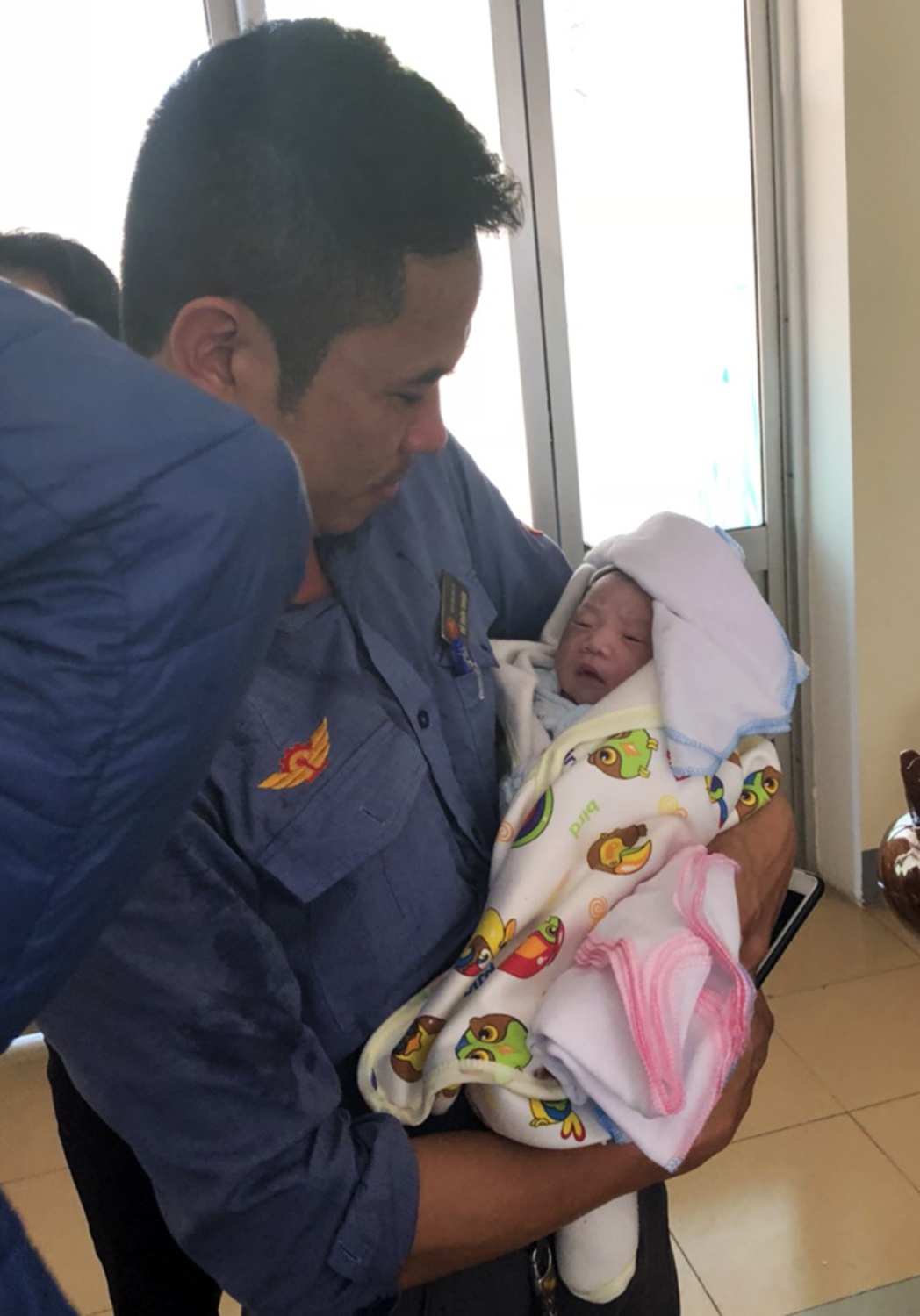 Đỡ đẻ thành công trên tàu lửa ảnh 2 Do de thanh cong tren tau lua anh 2