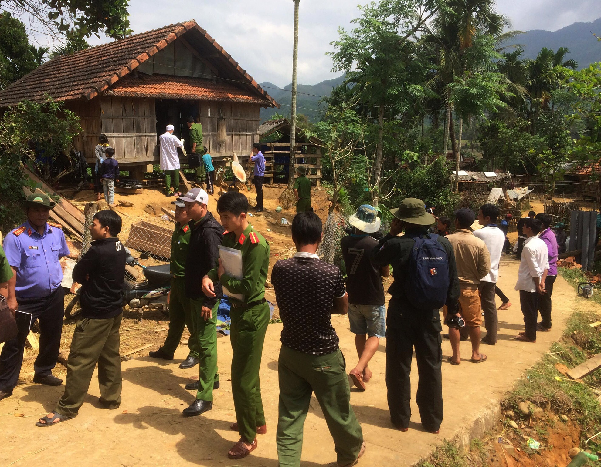 Di san thu, dan lac trung ban tu vong hinh anh