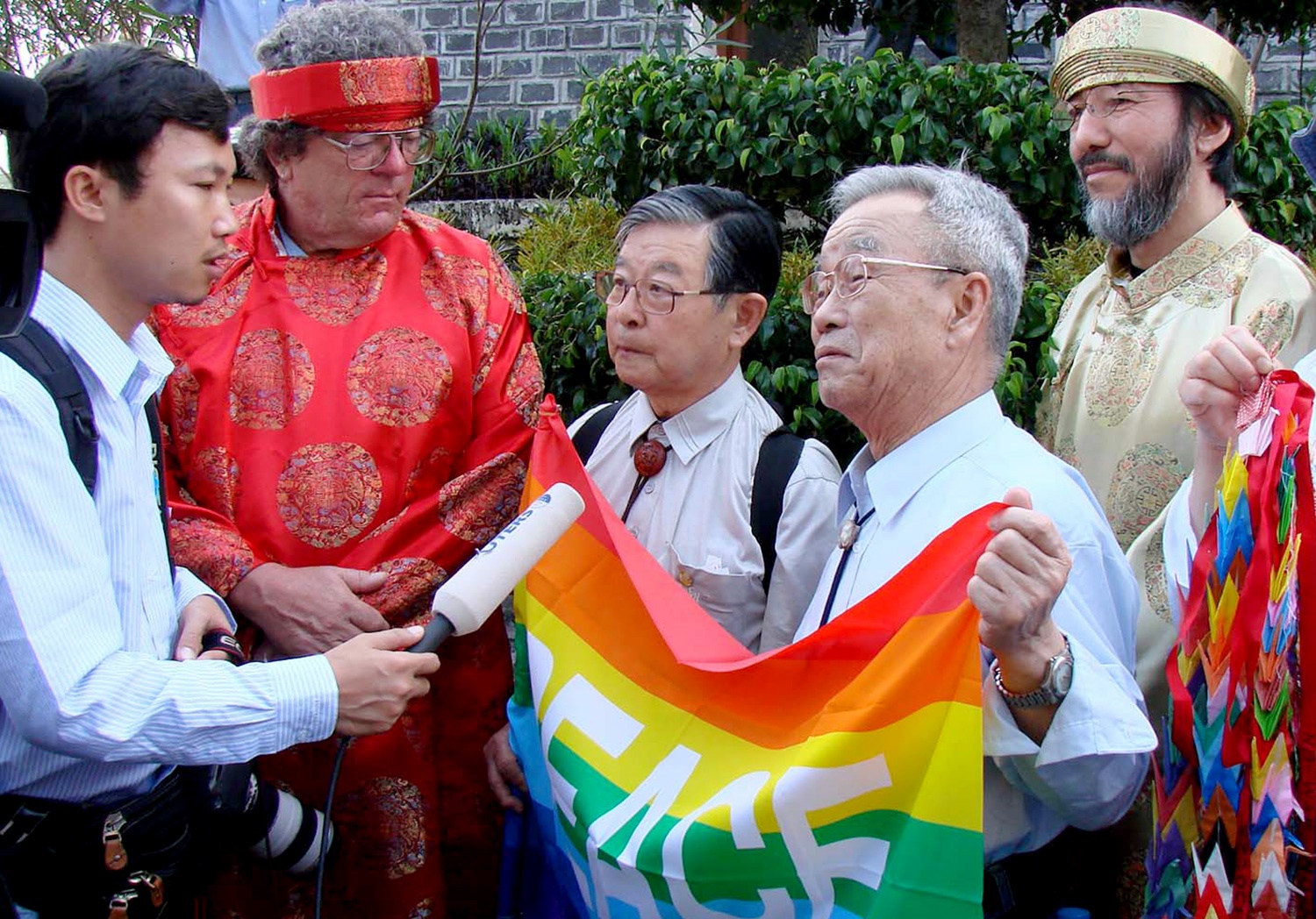 Bao chi quoc te do ve Quang Ngai dua tin dip 50 nam tham sat My Lai hinh anh