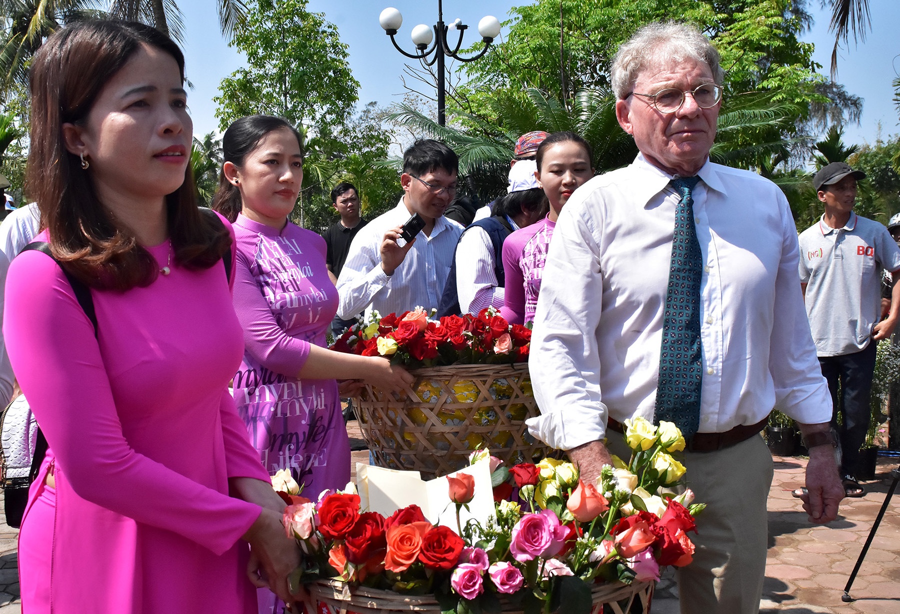 Hoa sen, hoa hong cau nguyen cho nan nhan vu tham sat My Lai hinh anh